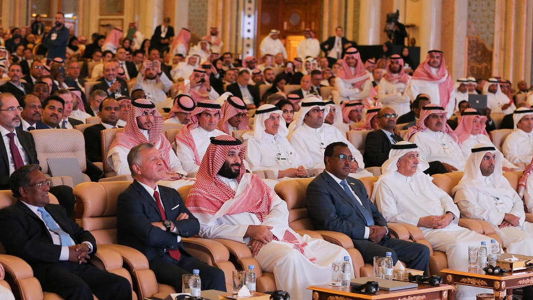 Учасники інвестиційної конференції в Саудівській Аравії, 23 жовтня 2018 року. Наслідний принц Саудівської Аравії Мухаммед ібн Салман Аль Сауд (третій ліворуч), король Йорданії Абдалла II (другий ліворуч), заступник прем'єр-міністра Ефіопії Демеке Мекононен Хассен (четвертий ліворуч)