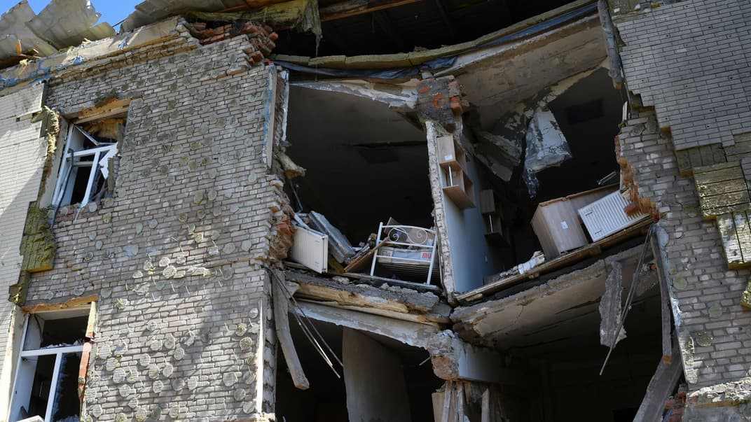 Зруйнований російськими обстрілами будинок у Бахмуті Донецької області, 12 травня 2022 року