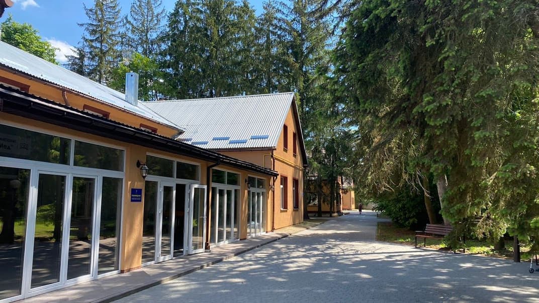 Пансіонат для людей похилого віку «Ренамед», розташований у Брюховичах на Львівщині