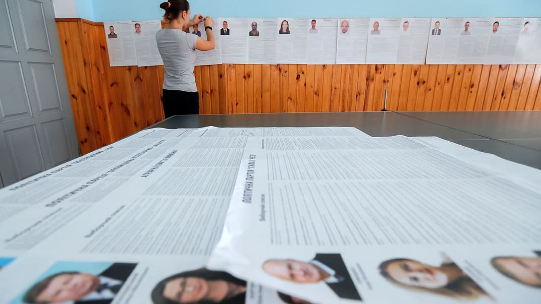 Членкиня виборчої комісії готує виборчу дільницю в селі Іванковичі під Києвом до голосування на парламентських виборах, 20 липня 2019 року