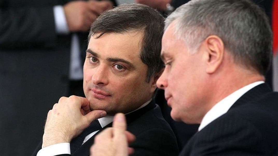 Экс-советник российского президента Владимира Путина Владислав Сурков (слева)