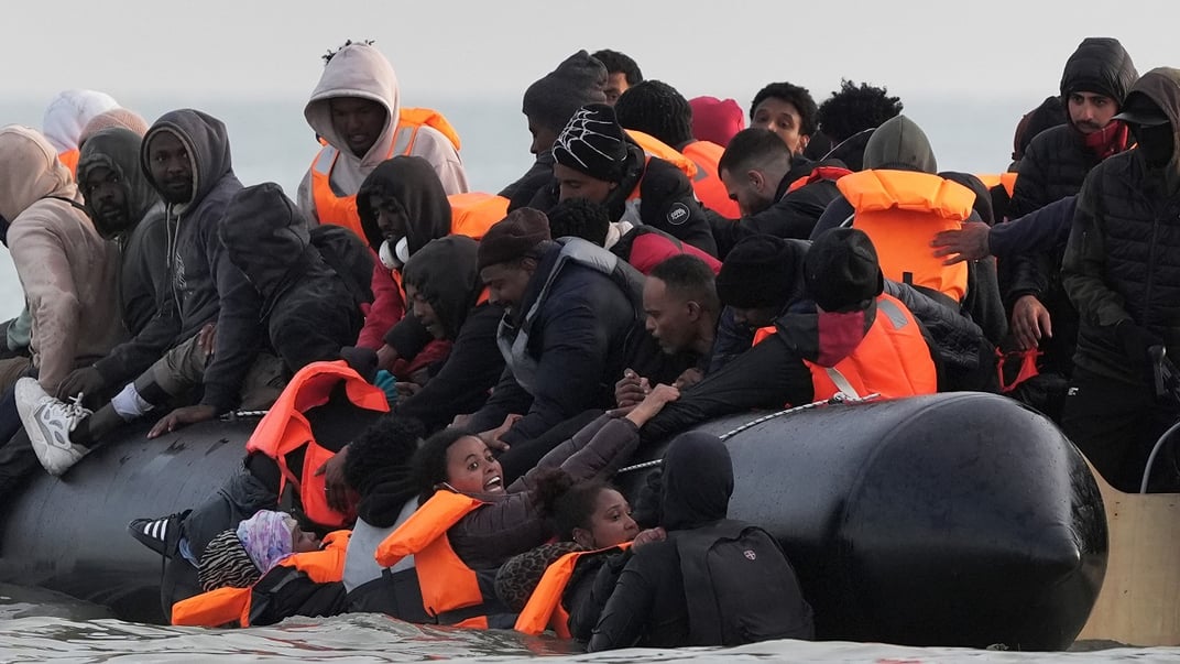 Ілюстративне фото. Люди, яких вважають мігрантами, піднімаються на невеликий човен, що випливає з пляжу в Гравелін, Франція, в напрямку Великої Британії