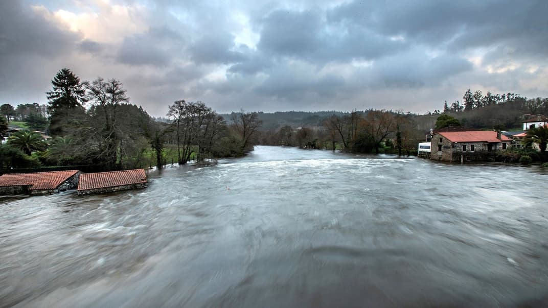 Вид на заплавні води річки Тамбре в Амесі, Ла-Коруньї, Галичині, Іспанія, 21 грудня 2019 року
