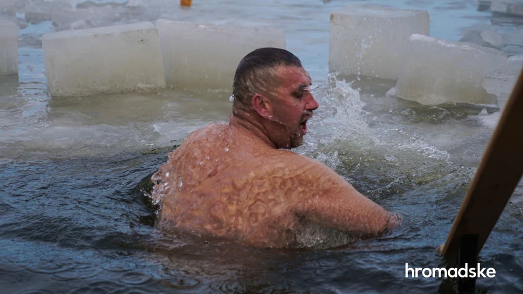 Бойцы 25-й бригады во время погружения в воду в Северском Донце, 19 января 2023 года