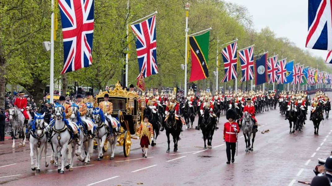 Король Великобритании Чарльз III и Камилла, королева-консорт, направляются на церемонию коронации в Лондоне, 6 мая 2023 года