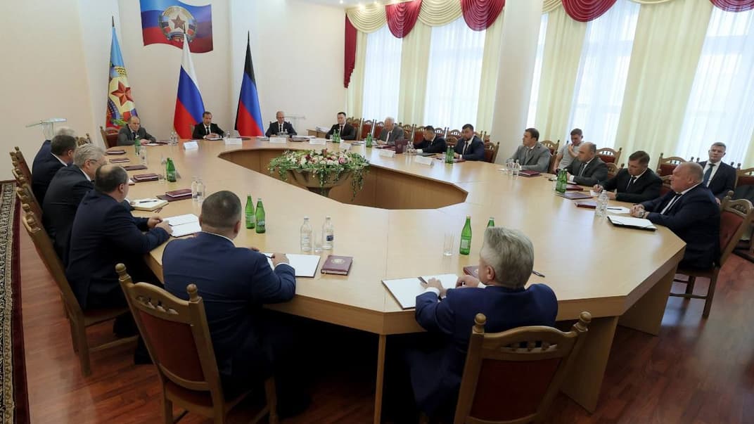 Заступник голови ради безпеки російської федерації дмитро медведєв каже, що 11 серпня за дорученням путіна відвідав окуповану Луганську область