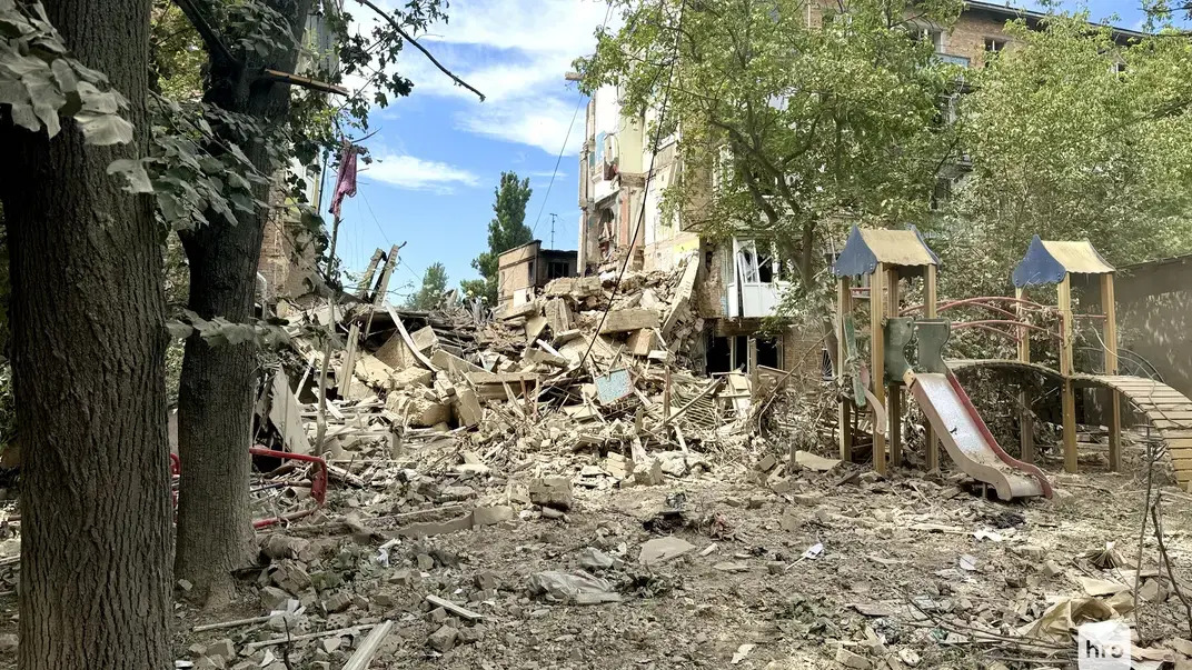 Разрушенный подъезд дома в Шевченковском районе Киева в результате российской атаки, 8 июля 2024 года