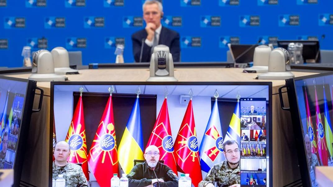 Генеральный секретарь НАТО Йенс Столтенберг и министр обороны Украины Алексей Резников во время десятого заседания Контактной группы по вопросам обороны Украины