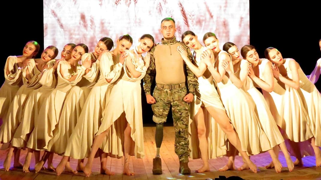 Олега Сливар во время выступления с дрогобычским ансамблем танца «Верховинка»