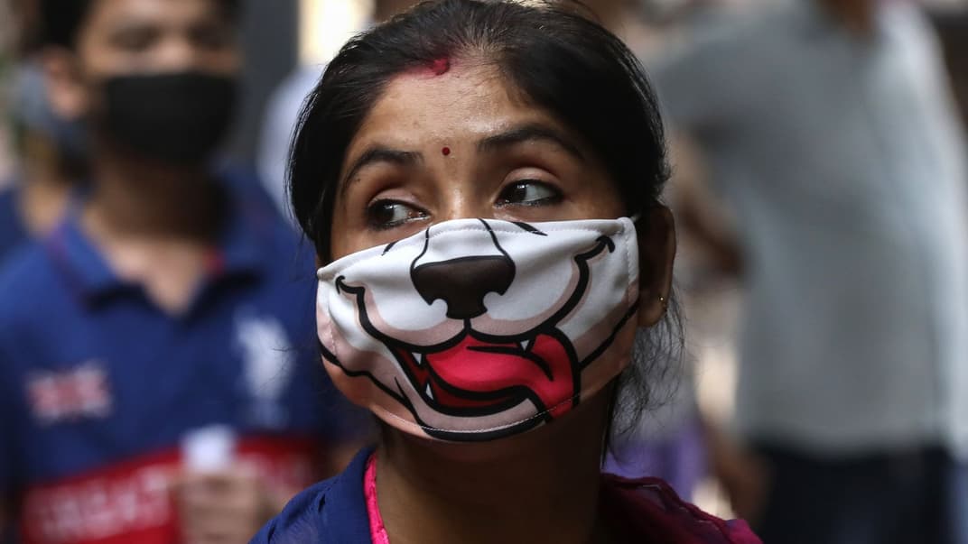 Пациентка, у которой подозревают коронавирус, ждет быстрый тест для выявления антигена Covid-19 в Нью-Дели, Индия, 23 июня 2020 года