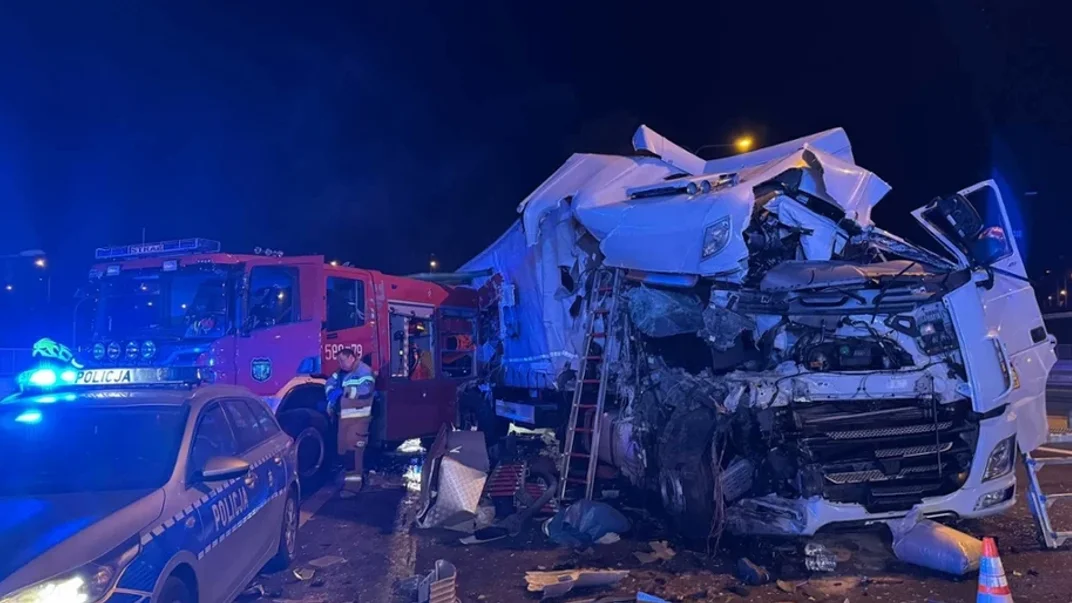 Біля Варшави трапилися дві аварії — перекинувся автобус, а згодом вантажівка в'їхала в машину рятувальників, які працювали на місці