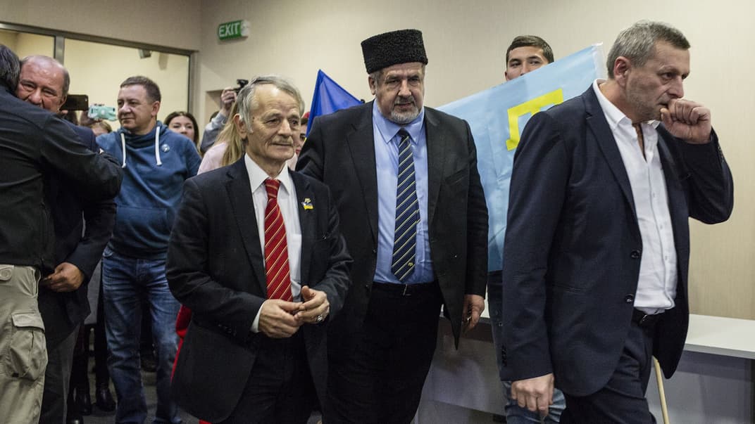 Глава Меджлісу кримськотатарського народу Рефат Чубаров (другий праворуч), заступник голови Меджлісу Ільмі Умеров (ліворуч, приймає обійми), лідер кримськотатарського народу Мустафа Джемілєв (третій праворуч), заступник голови Меджлісу Ахтем Чийгоз (праворуч), 27 жовтня 2017 року, аеропорт Бориспіль