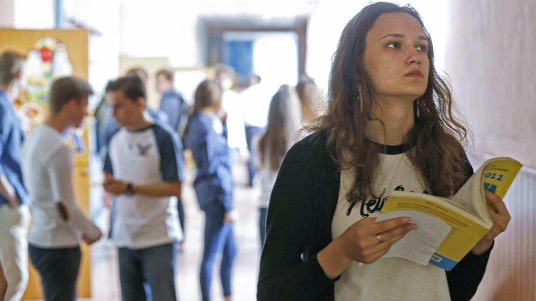 Учасники зовнішнього незалежного оцінювання (ЗНО) з математики перед початком тестування в Києві, 11 травня 2016 року