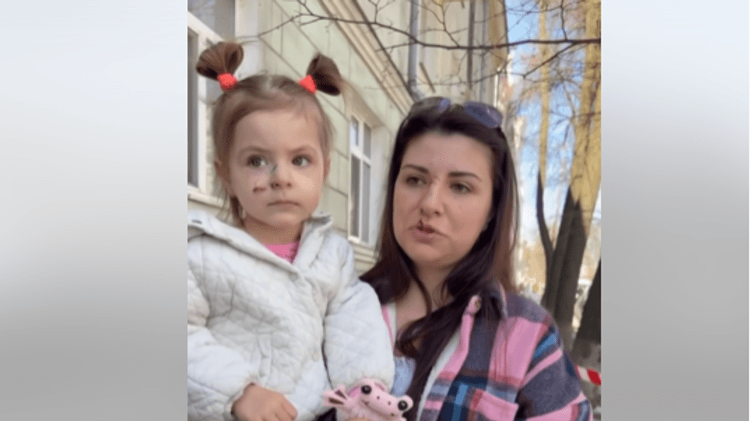 Жителька Сум Тетяна разом із донькою Лізою