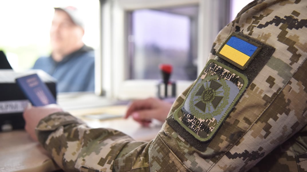 Прикордонник перевіряє документи на кордоні