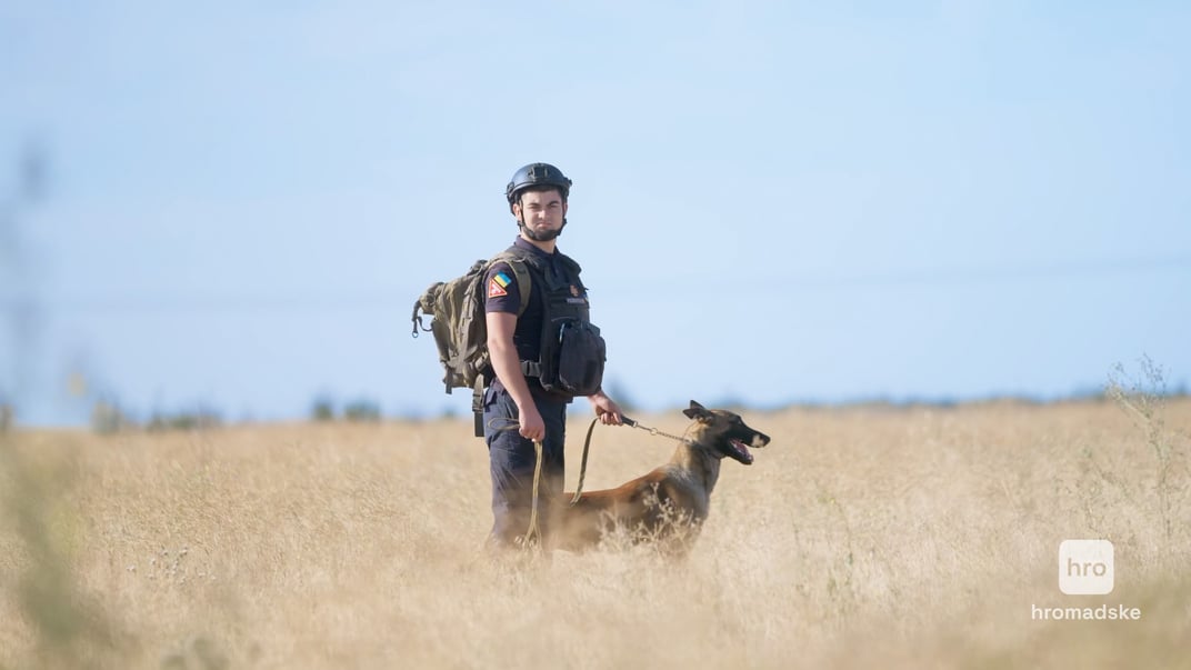 Cапер Держслужби із надзвичайних ситуацій з собакою