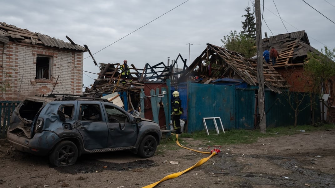 Рятувальники біля житлових будинків, зруйнованих російськими обстрілами 6 травня 2025 року у Великій Чернеччині, Сумська область