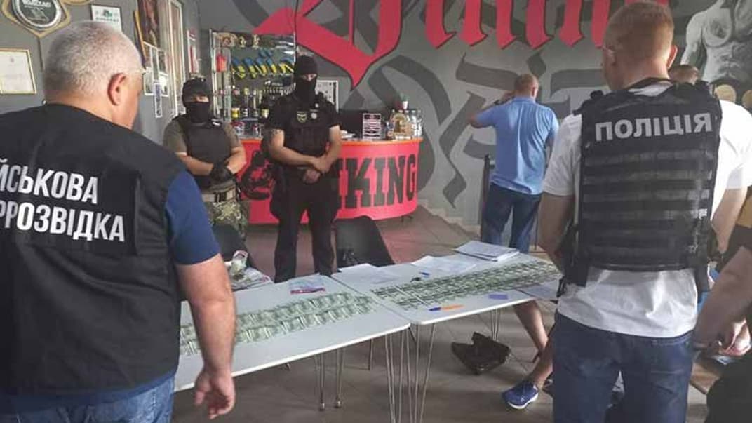 В Тернопольской области разоблачили чиновника военкомата, который переправлял военнообязанных за границу