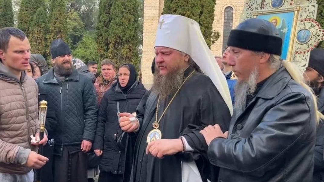 Митрополит Феодосій під час бійки поблизу Свято-Михайлівського собору