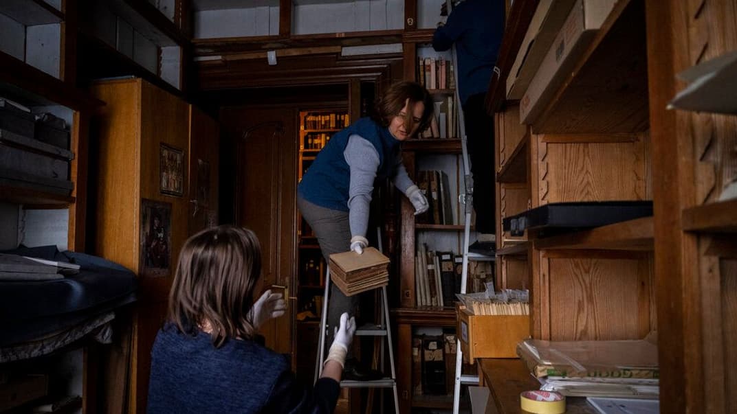 Працівниці музею ім. Андрея Шептицького у Львові складають книжки, щоб сховати їх у безпечне місце. 4 березня 2022 року