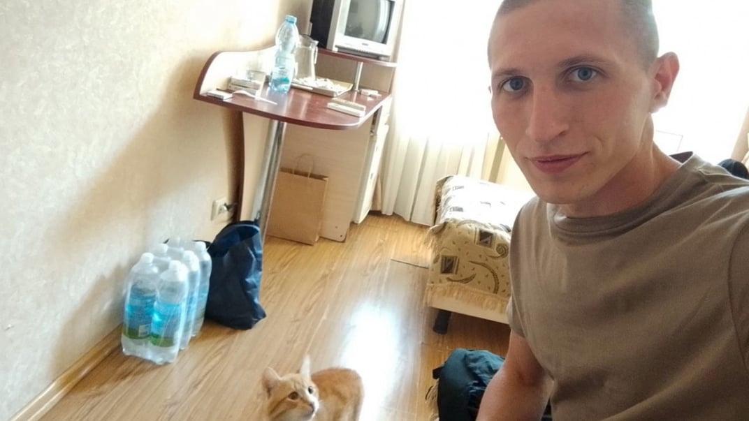 Військовий Станіслав Панченко разом із котом Мишком