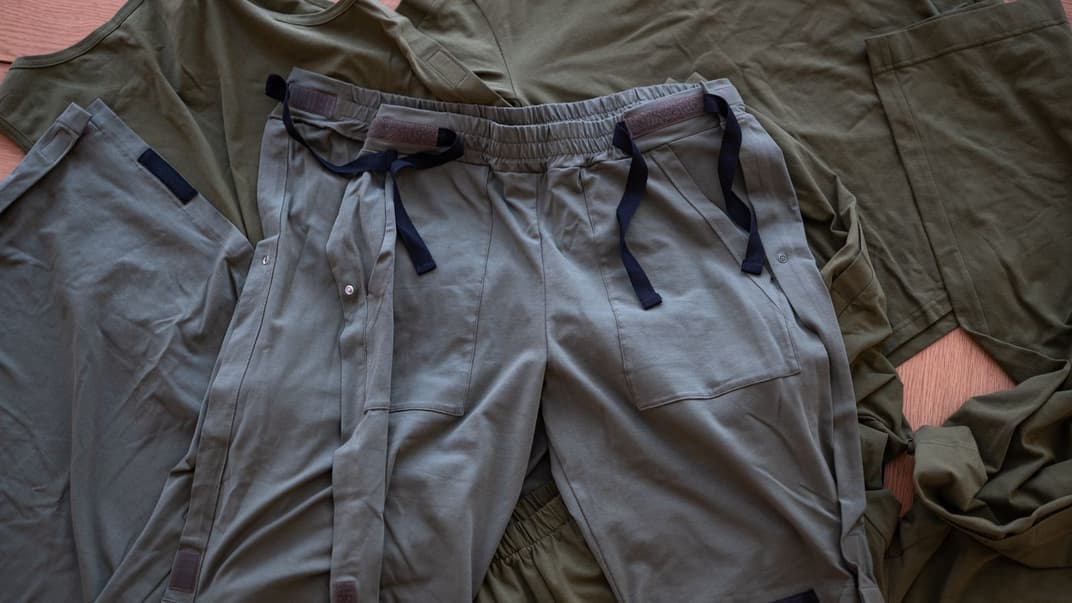 Основной особенностью адаптивной одежды является наличие липучек