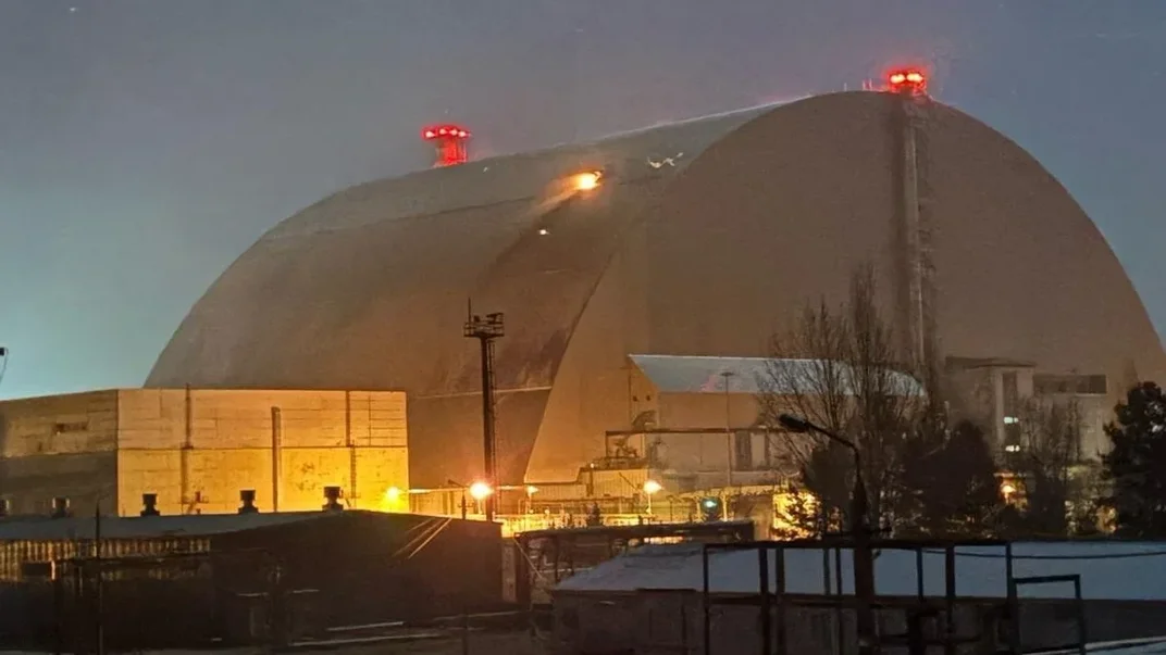 Арка Нового безопасного конфайнмента на ЧАЭС после атаки российского дрона утром 14 февраля