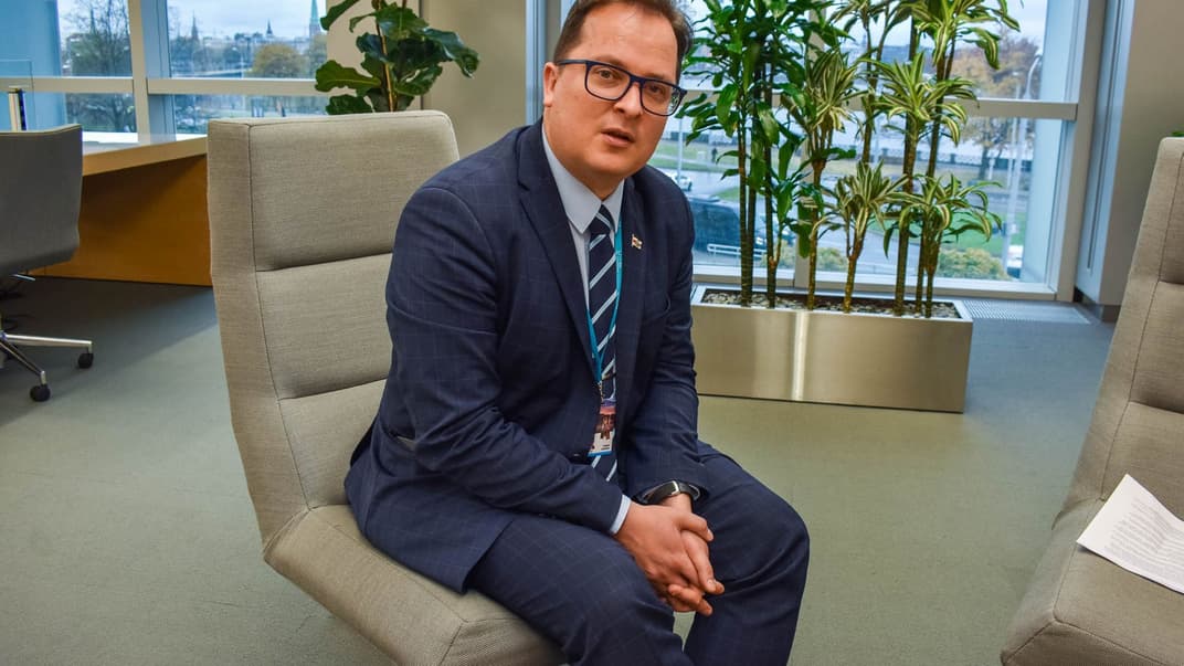 Франак Вячорка дает интервью журналистке hromadske