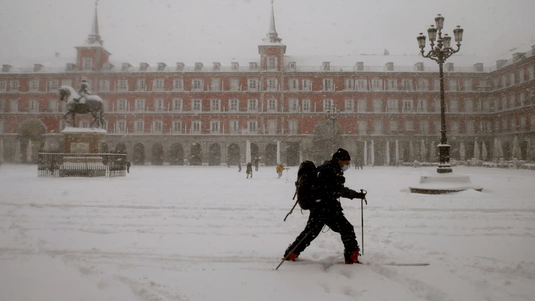 Чоловік катається на лижах після того, як в Мадриді випала велика кількість снігу, 9 січня 2021 року