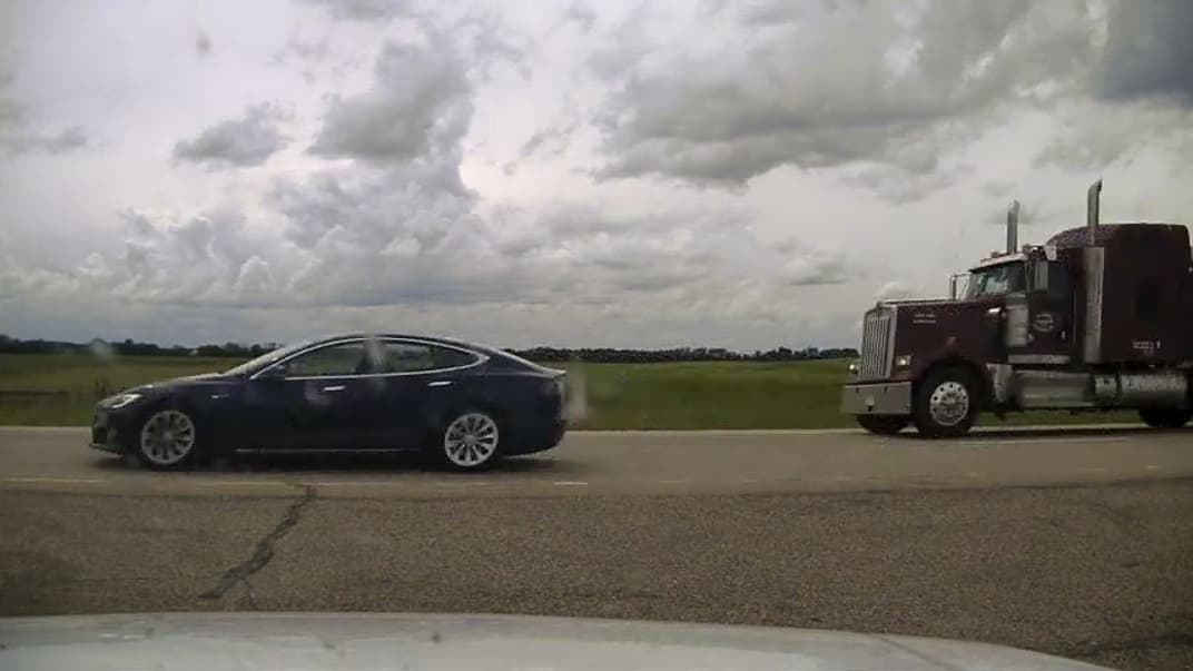 Автомобіль Tesla Model S на автопілоті втікає від поліції