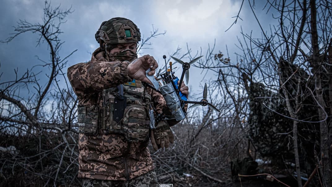Ілюстративне фото. Військовий підрозділу «Чорний Ворон» 93 ОМБр «Холодний Яр» із FPV-дроном