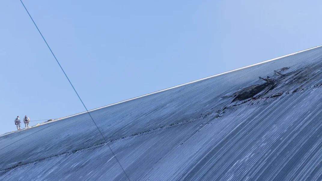 Діра в Арці НБК Чорнобильської АЕС після російської атаки