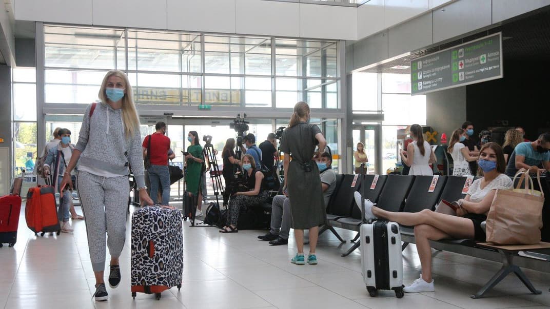 Пассажиры в международном аэропорту «Киев», 26 июня 2020 года