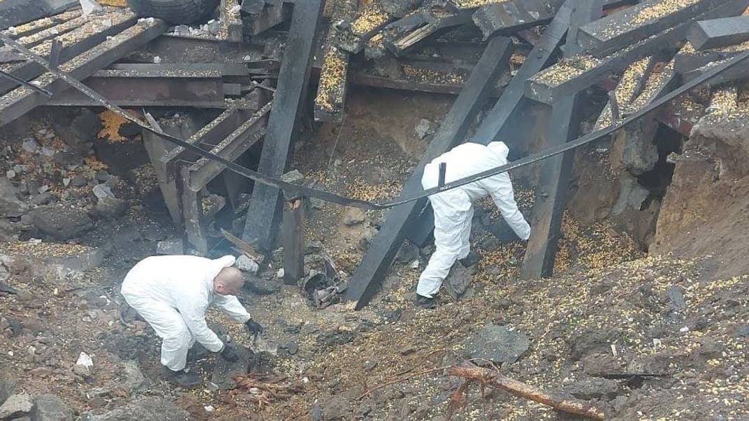 Слідчі працюють на місці вибуху у Пшеводуві, Польща