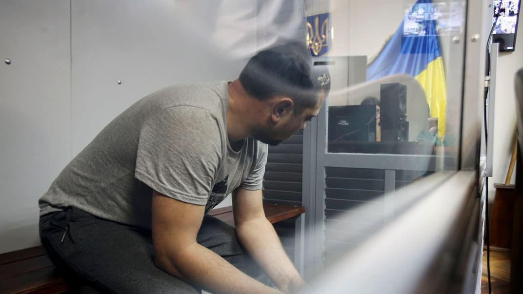 Один из подозреваемых в убийстве 5-летнего Кирилла Тлявова во время заседания Голосеевского райсуда Киева, 4 июня 2019 года