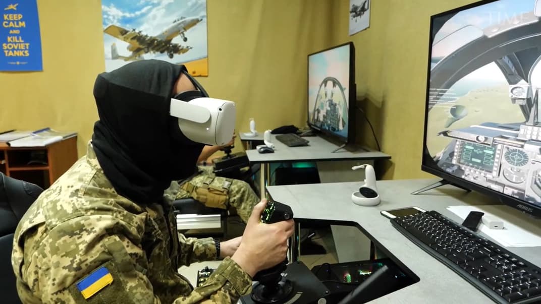 Украинский летчик тренируется на авиатренажере управлять американским штурмовиком A-10 Thunderbolt II