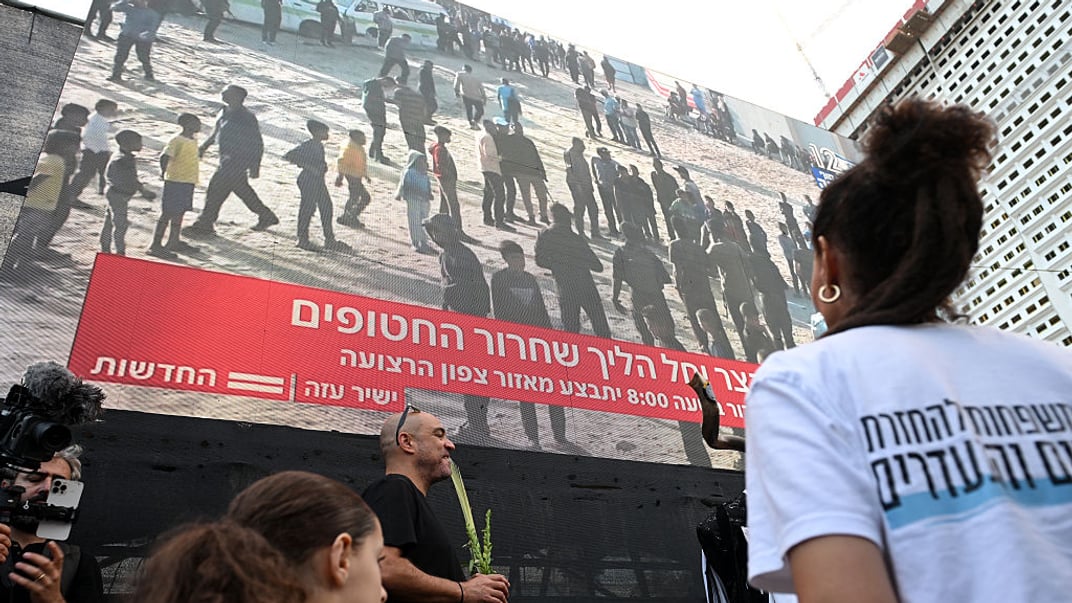 Люди дивляться трансляцію звільнення ізраїльських заручників із полону ХАМАСу, 13 жовтня 2025 року