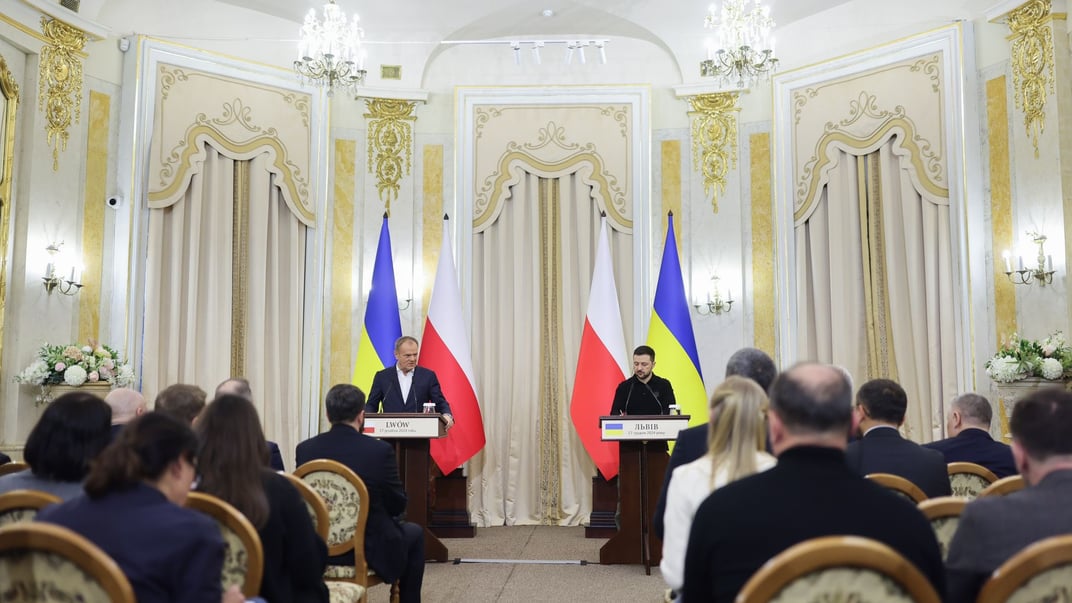 Президент Украины Владимир Зеленский и премьер-министр Польши Дональд Туск во время встречи во Львове