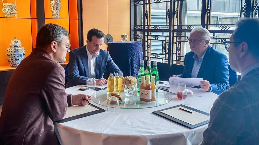 Глава МЗС України Дмитро Кулеба на зустрічі з гендиректором Rheinmetall Арміном Паппергером