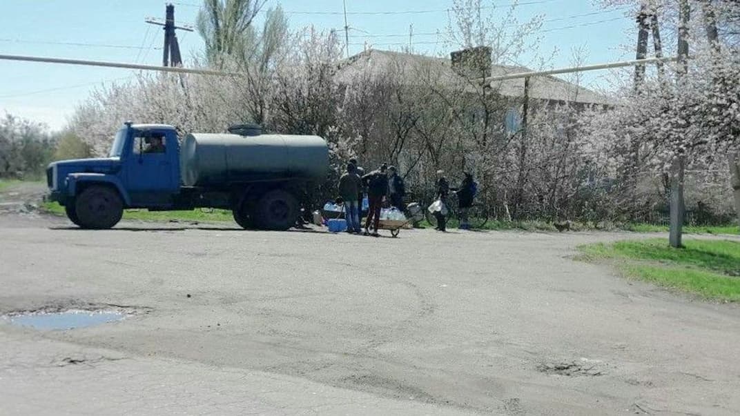 Большинству жителей Новогродовки более трех недель воду подвозят машинами