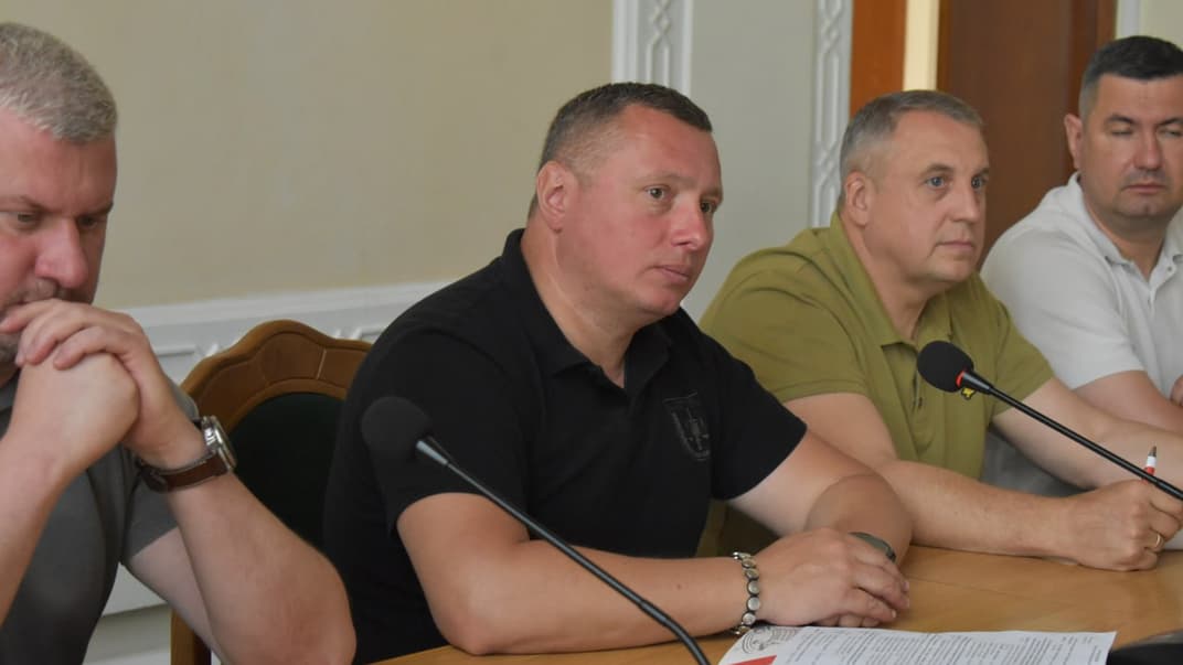 Руководитель Волынской ОВ Юрий Погуляйко (в центре) на заседании Совета обороны области