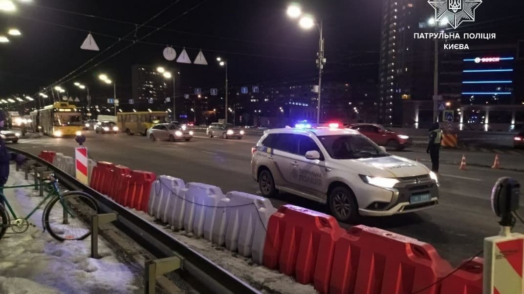 В Киеве на мосту Патона перекрыли движение в обоих направлениях, поскольку полиция получила сообщение о минировании, 25 декабря 2021 года