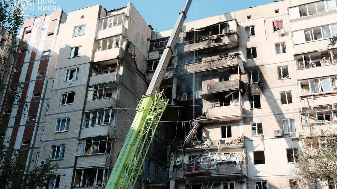 Ілюстративне фото. Постраждалий внаслідок атаки рф будинок у Києві, 7 версеня 2025 року
