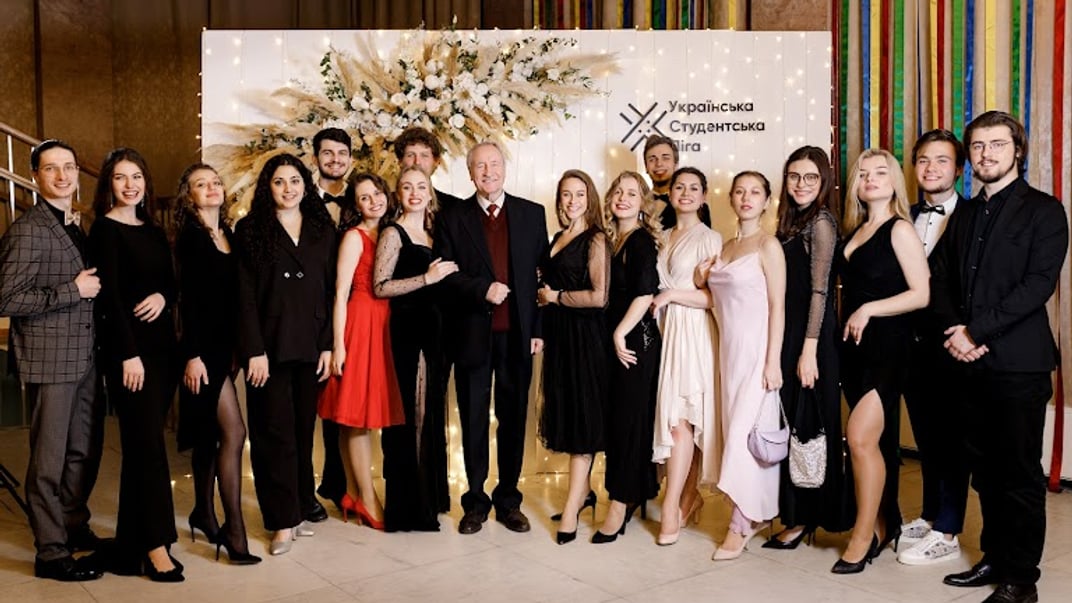 Викладач університету Карпенка-Карого Юрій Висоцький (у центрі) разом зі своїми студентами