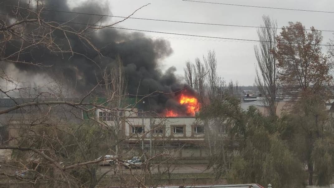 У Керчі загорілися склади площею близько 250 квадратних метрів
