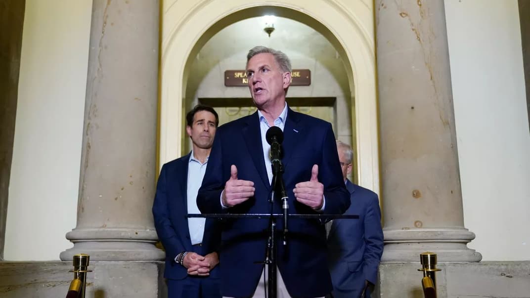 Спикер Палаты представителей США Кевин Маккарти выступает на пресс-конференции по итогам разговора с Джо Байденом о «принципиальном согласии» о долговом потолке правительства США, 27 мая 2023 года