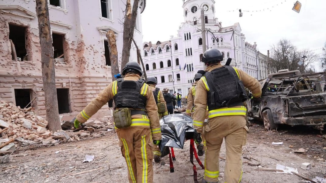 На місці російського удару в центрі Сум 13 квітня