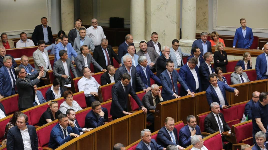 Народных депутатов десятого созыва избран уже по новому избирательному кодексу (на фото —  заседание Верховной Рады, Киев, 7 июня 2018 года)