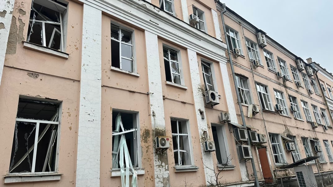 Админздание Министерства образования и науки, которое получило повреждения в результате российской атаки на Киев 27 декабря