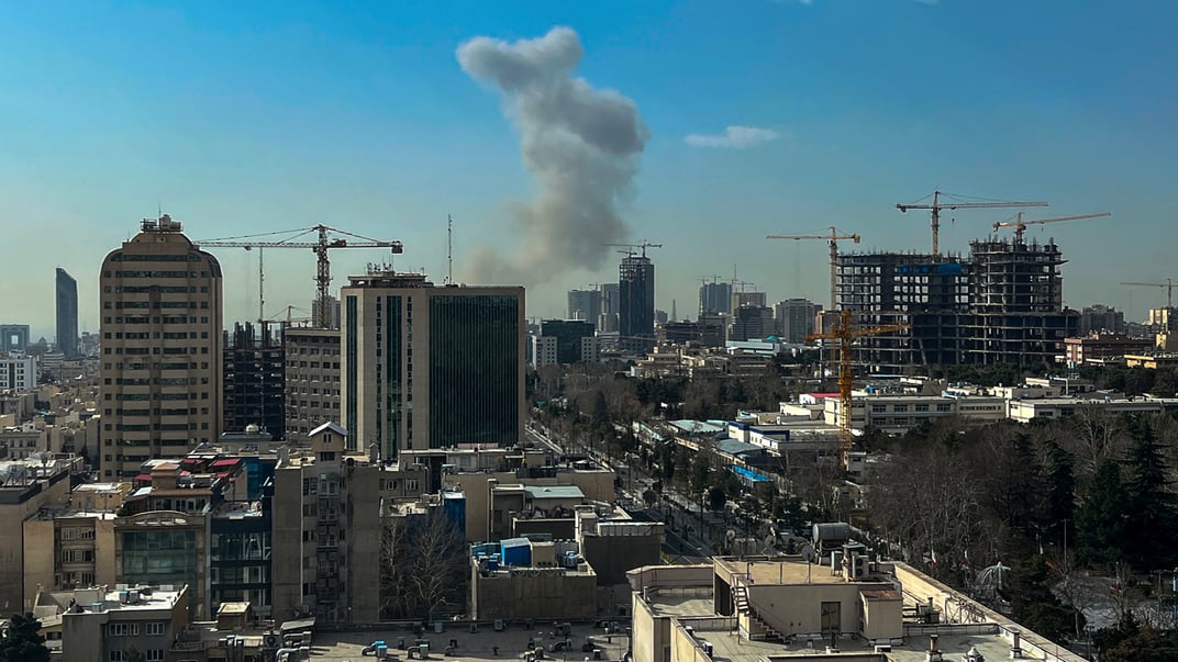 Стовп диму піднімається після вибухів у Тегерані, Іран, 28 лютого 2026 року